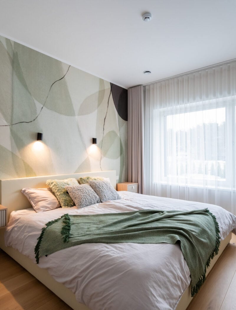 Rabaveere eramu rohekates toonides magamistoa interjöör