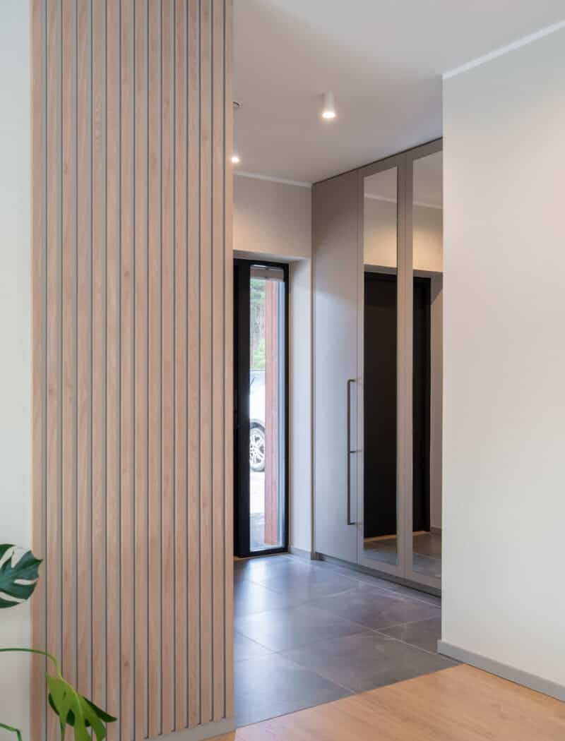 Rabaveere eramu vaade lamelliga kaetud seinale ja esikule