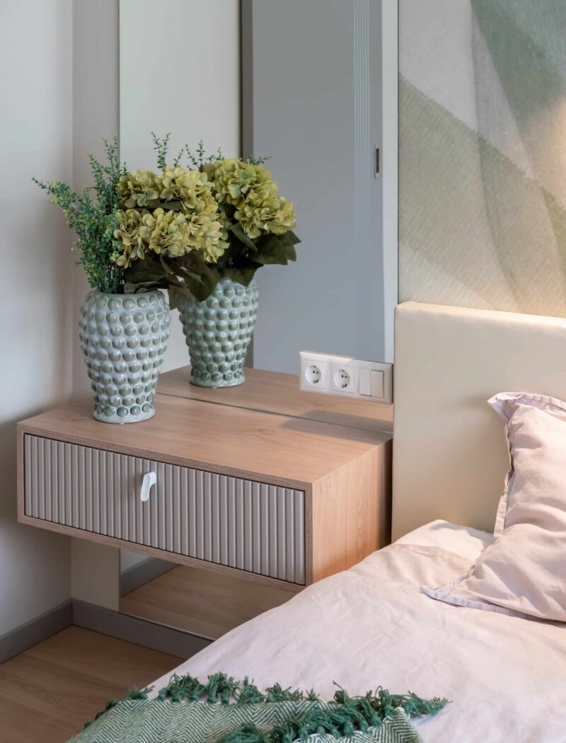 Rabaveere eramu rohekates toonides magamistoa interjöör