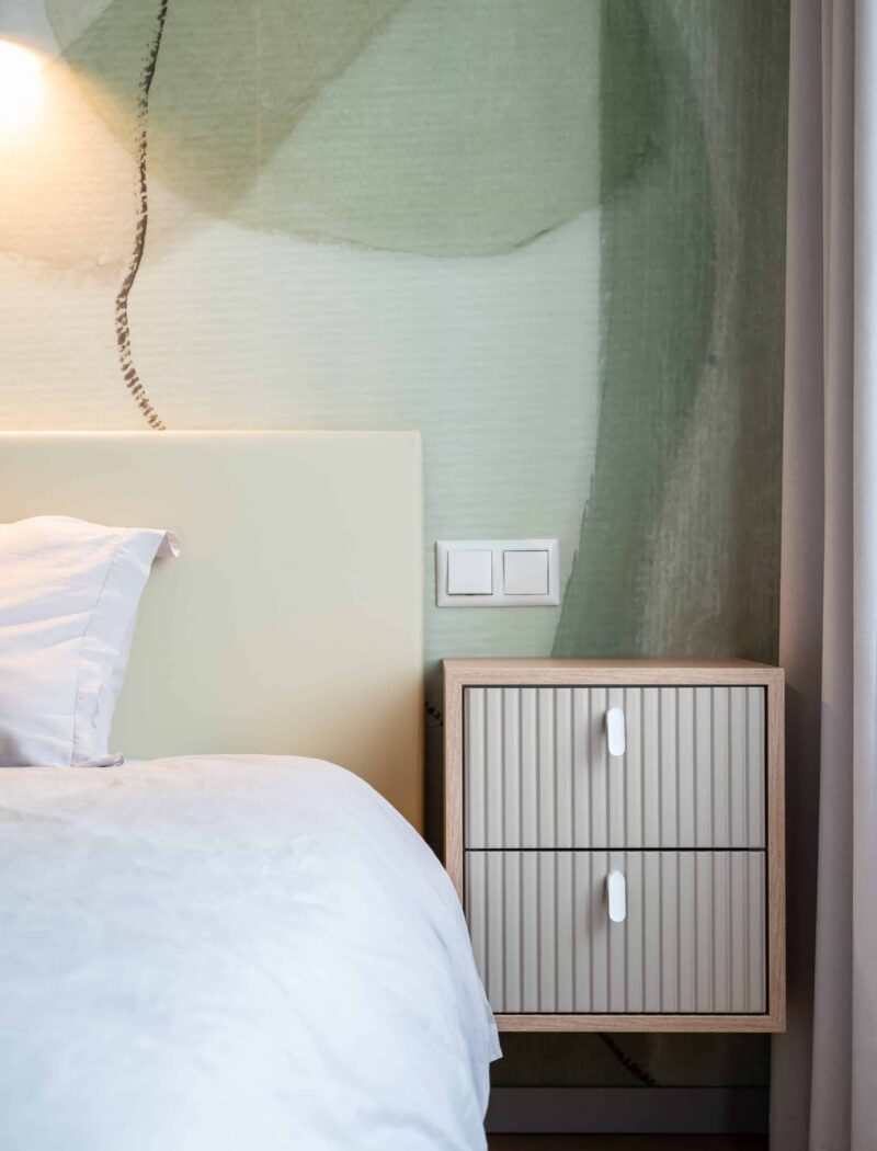 Rabaveere eramu rohekates toonides magamistoa interjöör