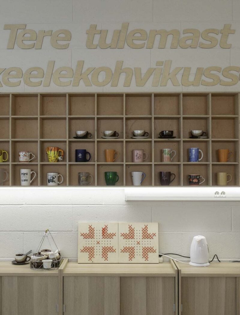 Keelekohvikus ruumis on kasevineerist kohvitasside riiul led valgustusega.