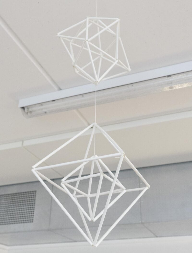 Keelekohvikus ruumis on rookroone imiteerivad laekaunistused.