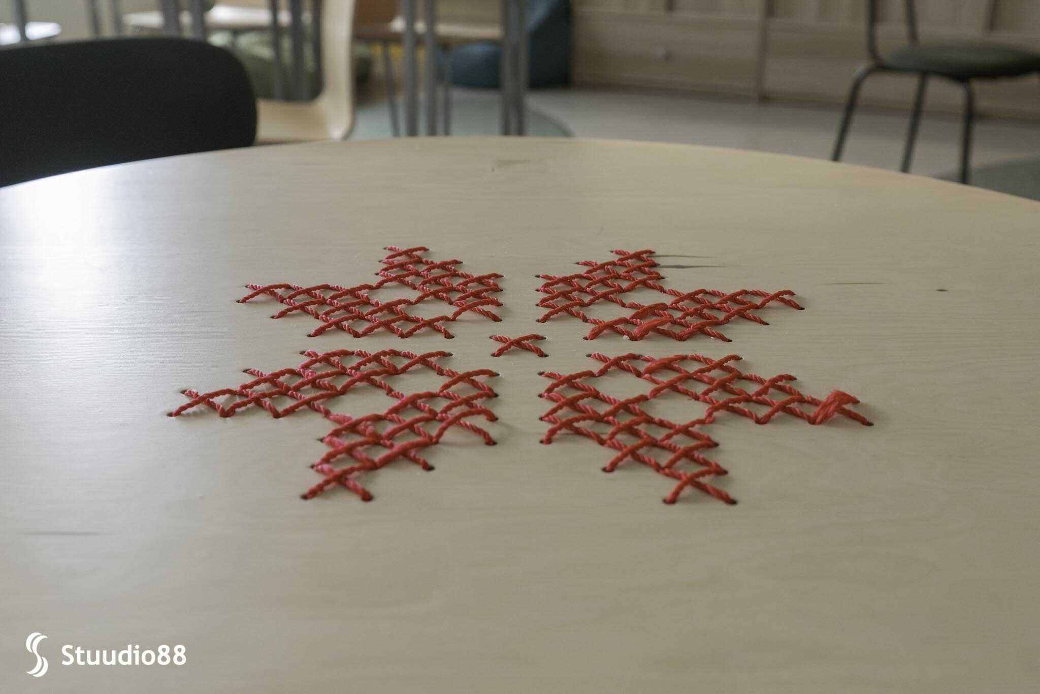 Keelekohviku lauaplaadid on perforeeritud ja peale on tikitud kaheksakanna sümbolid.