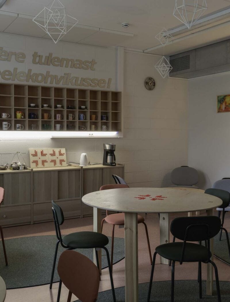 Keelekohvikus ruumis on kasevineerist kohvitasside riiul led valgustusega.