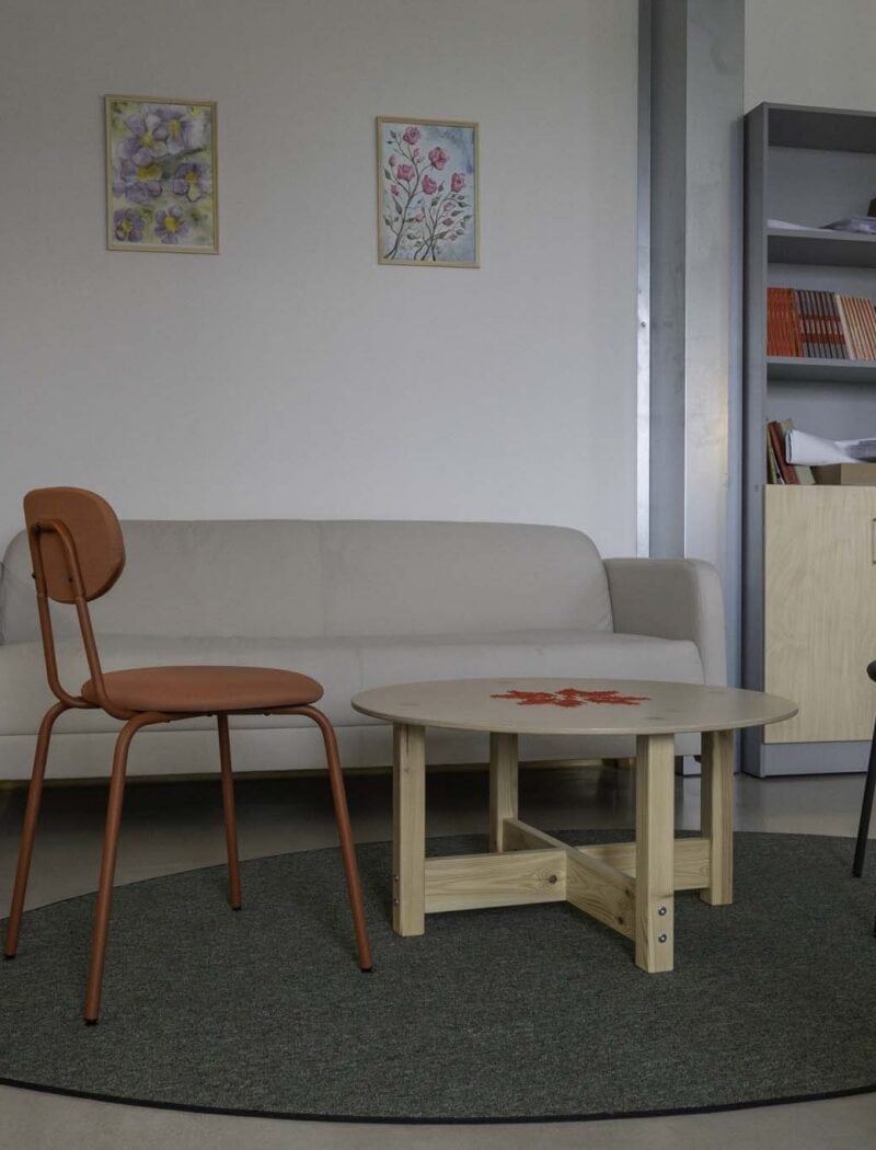 Keelekohvikus ruumis on lehekujulised vaipkatted.