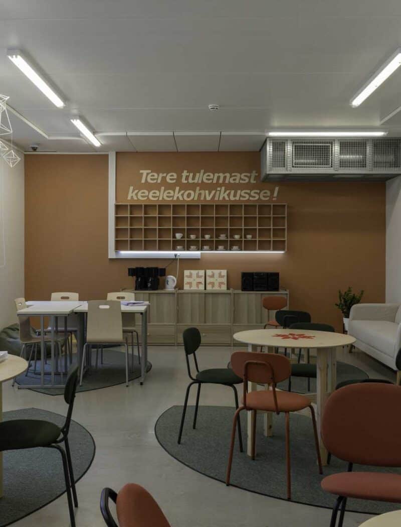 Keelekohviku ruumis on terrakota ja rohelist värvi istemööbel.