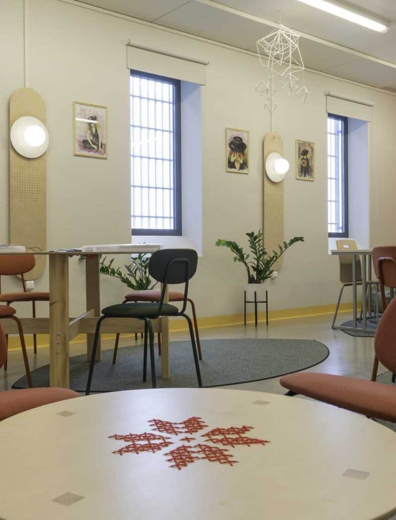 Keelekohviku ruum terrakota värvi seinaga.