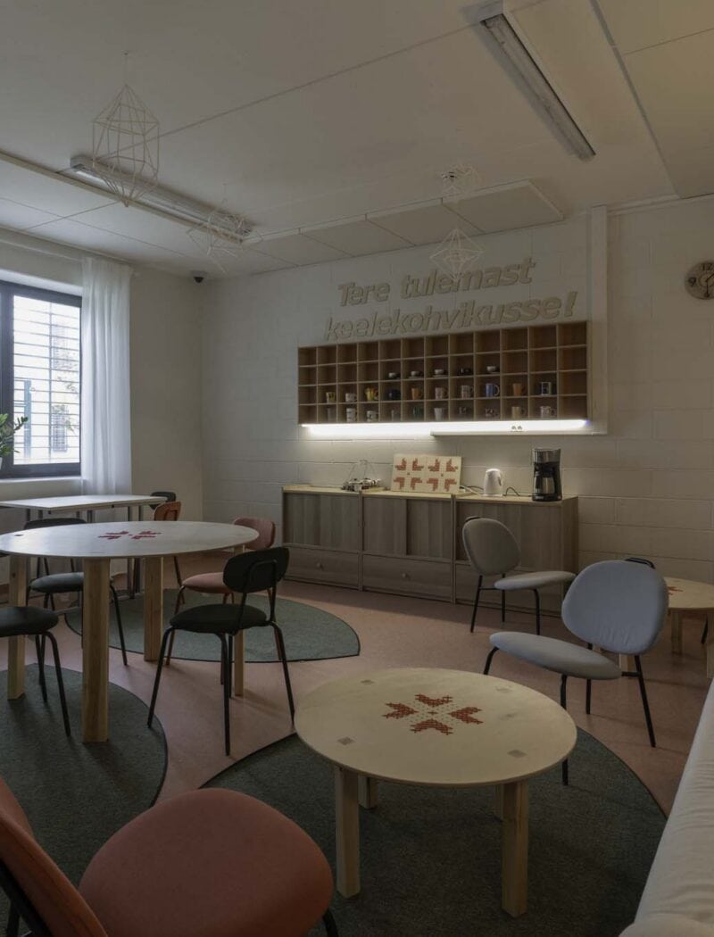 Keelekohvikus ruumis on kasevineerist kohvitasside riiul led valgustusega.