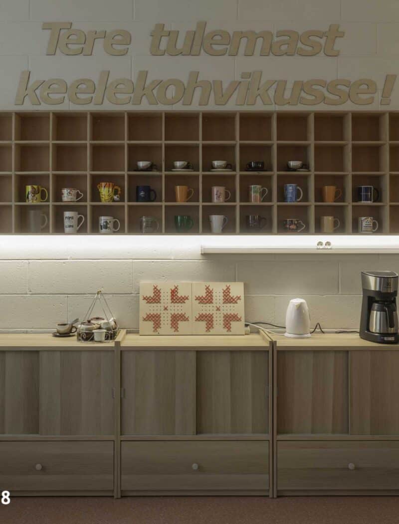 Keelekohvikus ruumis on kasevineerist kohvitasside riiul led valgustusega.