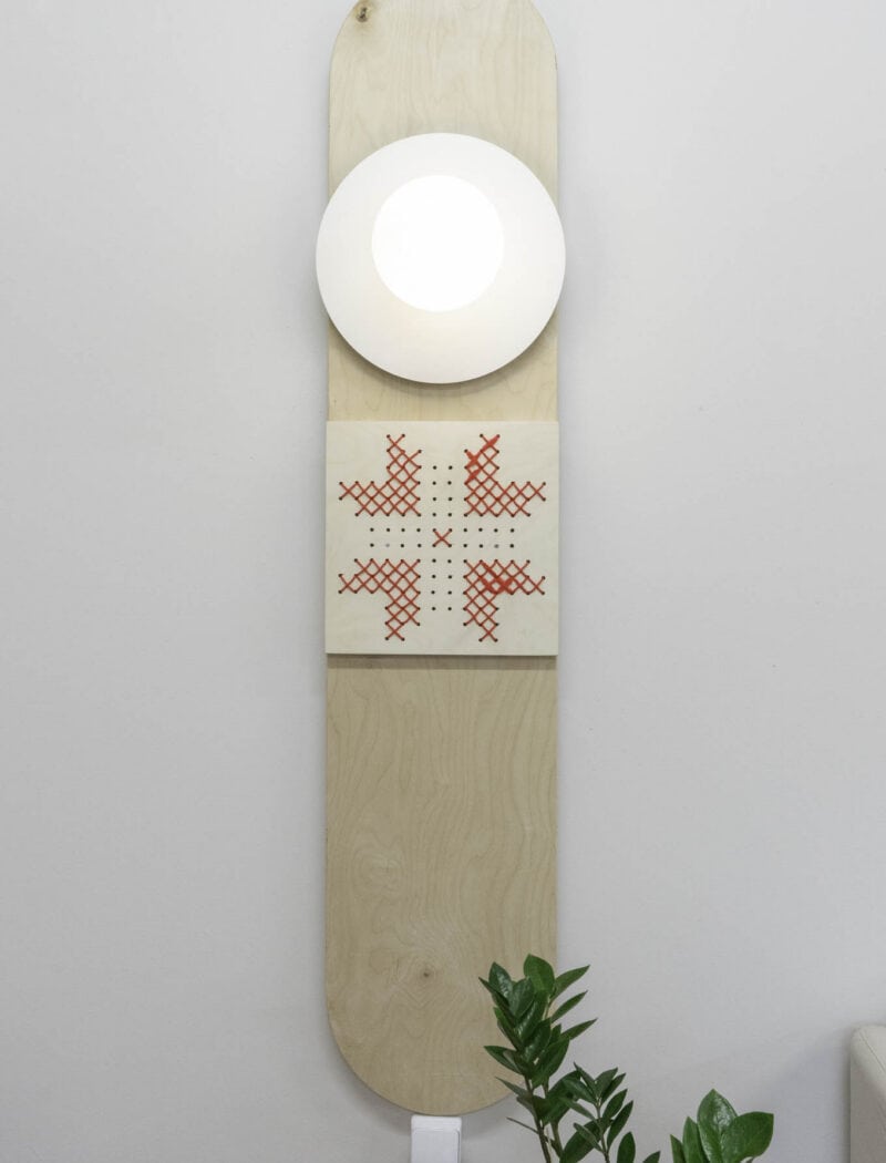 Keelekohvikus ruumis on perforeeritud seinapaneelid ja seinavalgustid.