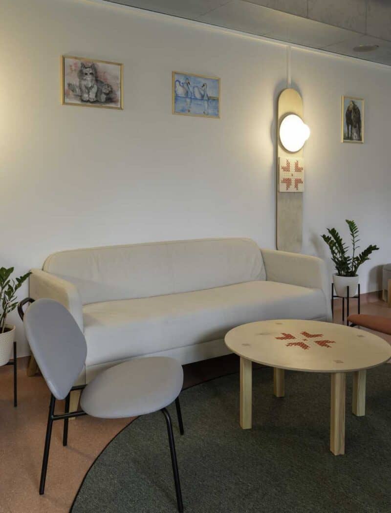 Keelekohvikus ruumis on perforeeritud seinapaneelid ja seinavalgustid.