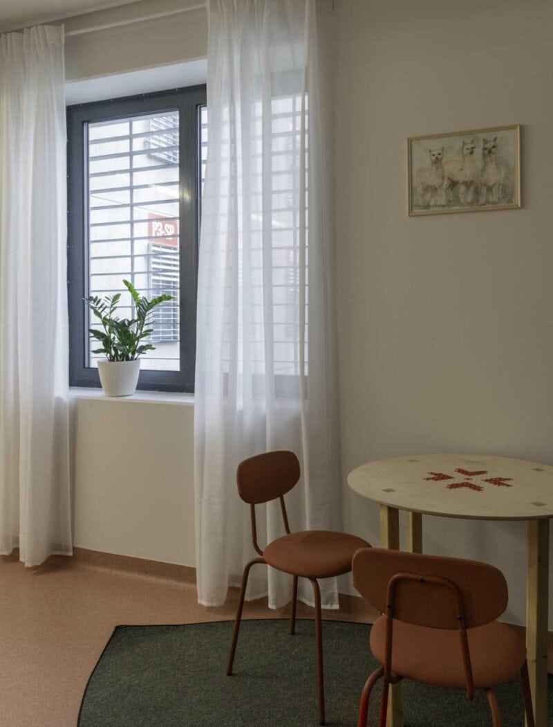 Keelekohvikus ruumis on nüüdsest ka pehmed aknakatted.