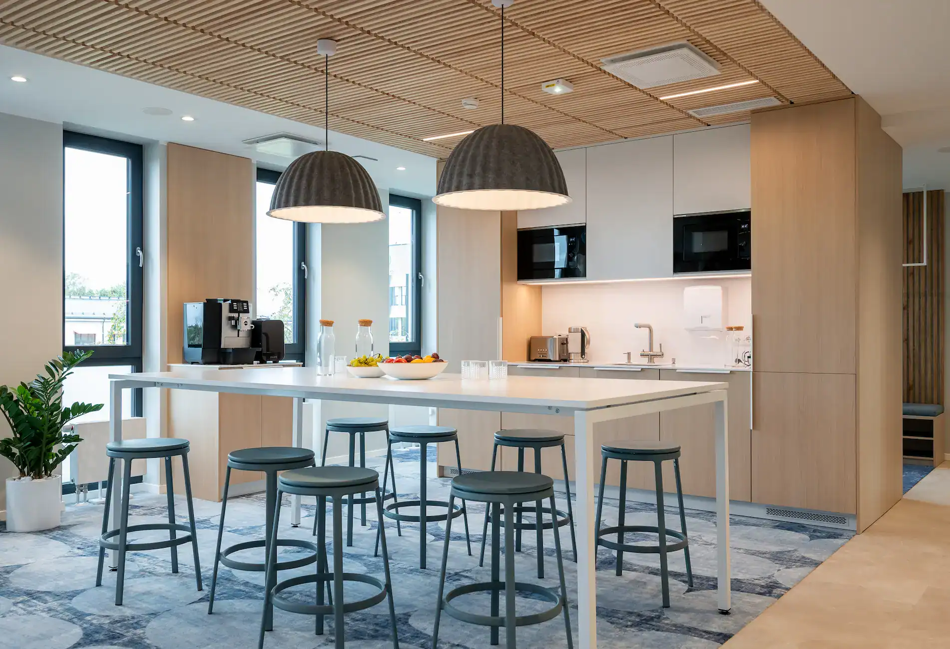 Läänemere hambakliiniku töötajate puhkeala – kööginurk heledate puidutoonide ja siniste aktsentidega