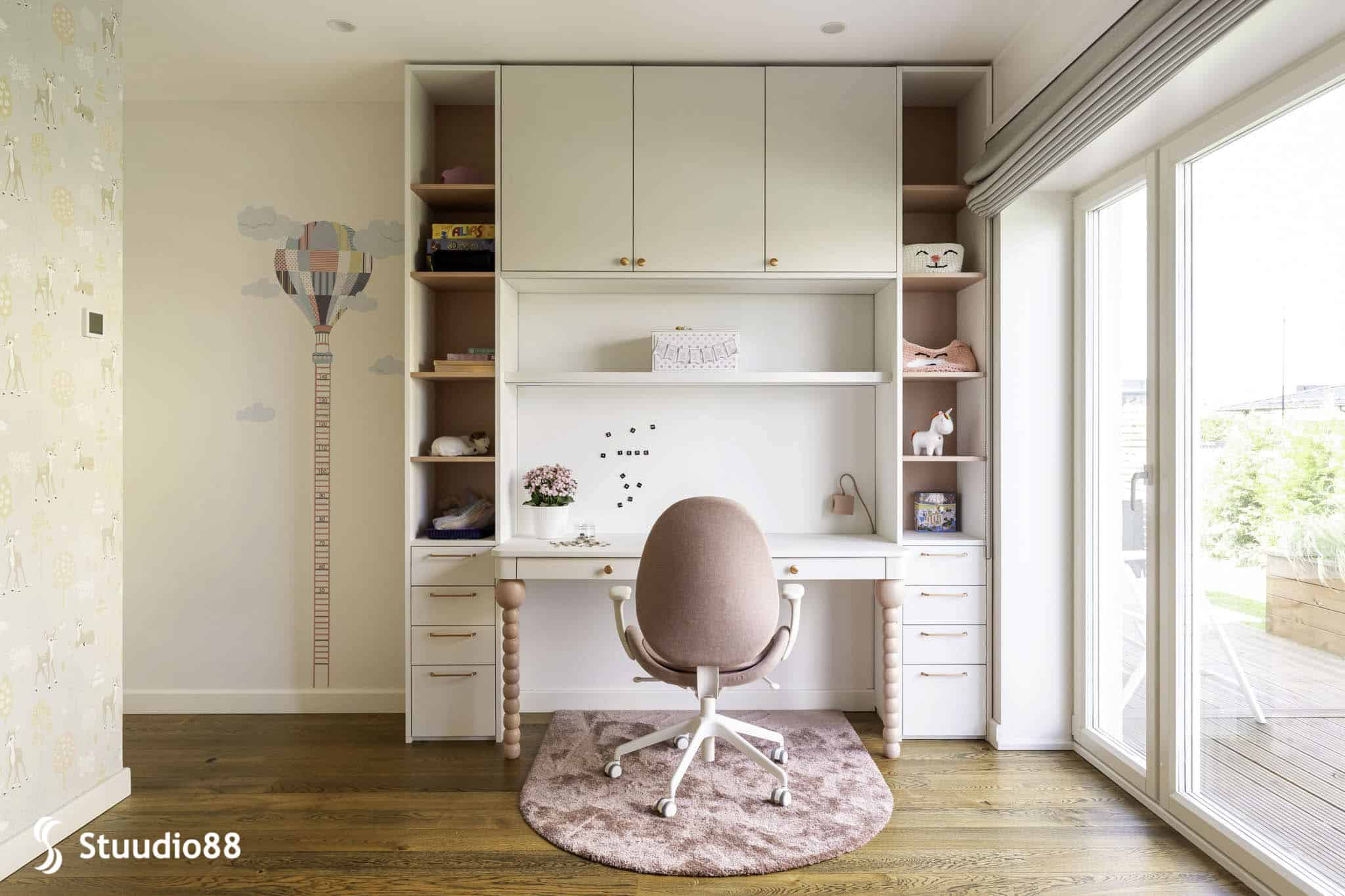 Lastetoa sisekujundus õrnades pastelsetes toonides.