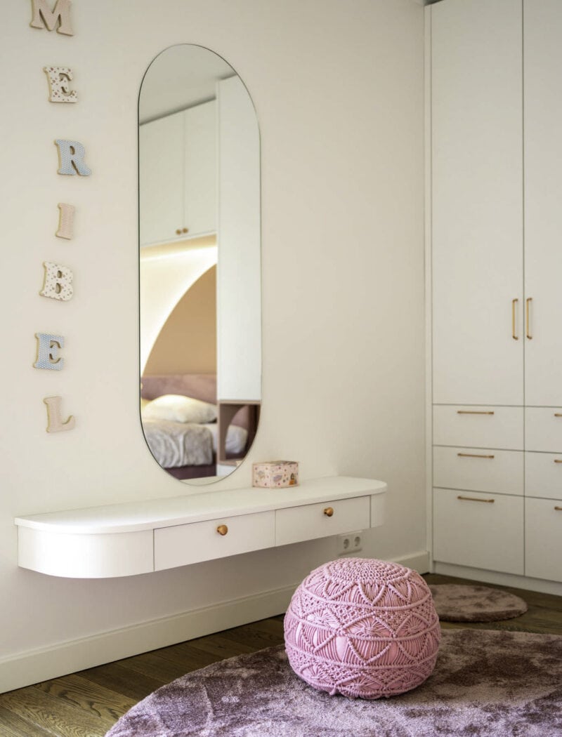 Lastetoa sisekujundus õrnades pastelsetes toonides.