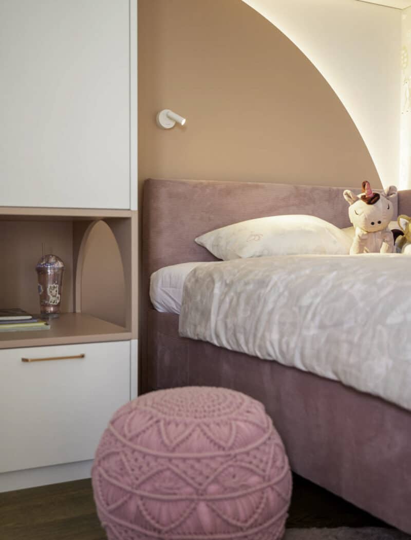 Lastetoa sisekujundus õrnades pastelsetes toonides.