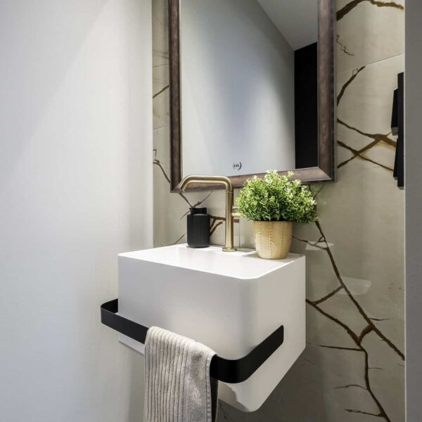 Rafineeritud eramu Nõmmel, kaasaegne interjöör, pehme valgustus ja keskne Noir Laurent kivikamin.