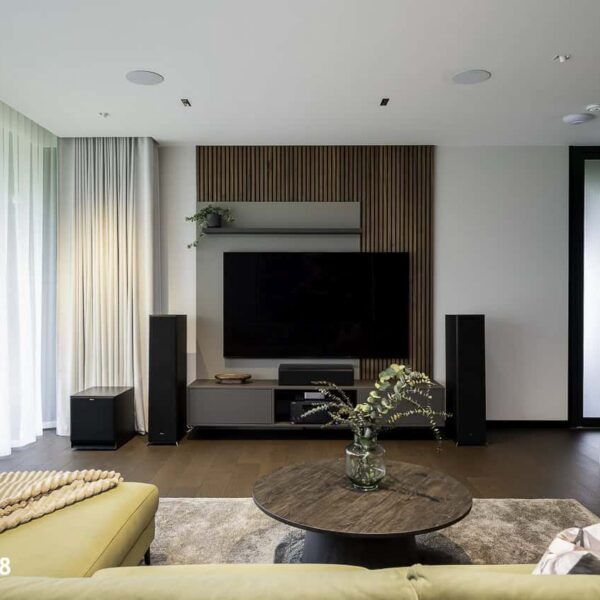 Rafineeritud eramu Nõmmel, kaasaegne interjöör, pehme valgustus ja keskne Noir Laurent kivikamin.