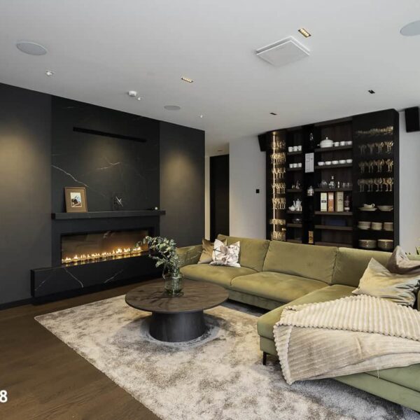 Rafineeritud eramu Nõmmel, kaasaegne interjöör, pehme valgustus ja keskne Noir Laurent kivikamin.