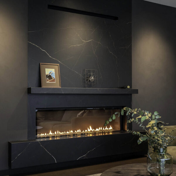 Rafineeritud eramu Nõmmel, kaasaegne interjöör, pehme valgustus ja keskne Noir Laurent kivikamin.