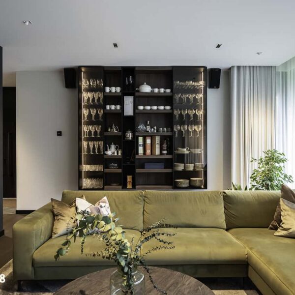 Rafineeritud eramu Nõmmel, kaasaegne interjöör, pehme valgustus ja keskne Noir Laurent kivikamin.