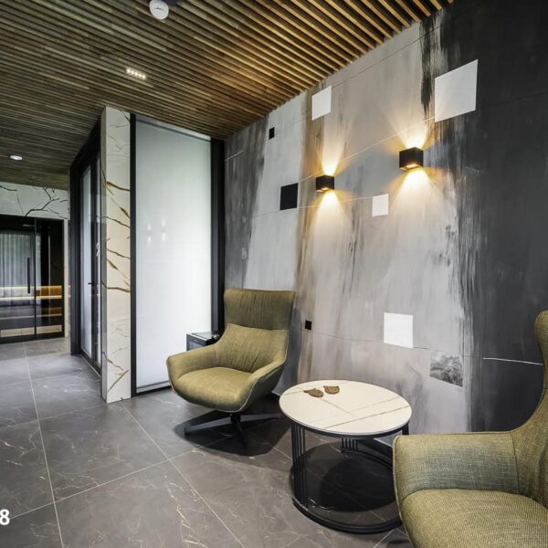 Rafineeritud eramu Nõmmel, kaasaegne interjöör, pehme valgustus ja keskne Noir Laurent kivikamin.