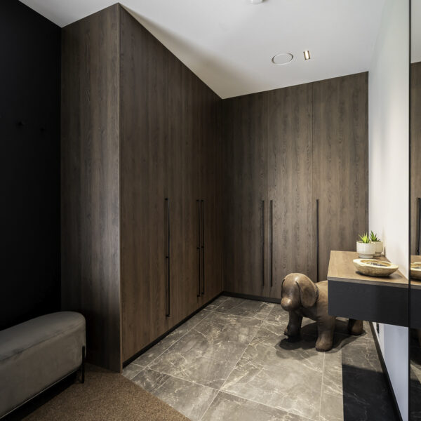 Rafineeritud eramu Nõmmel, kaasaegne interjöör, pehme valgustus ja keskne Noir Laurent kivikamin.