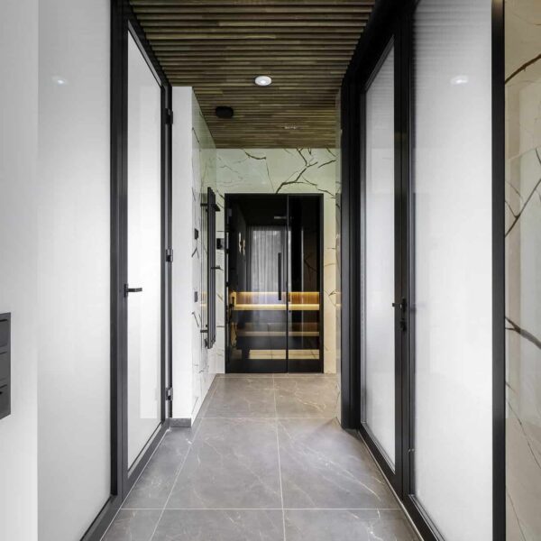 Rafineeritud eramu Nõmmel, kaasaegne interjöör, pehme valgustus ja keskne Noir Laurent kivikamin.