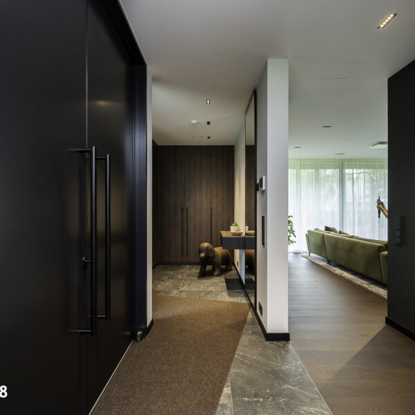 Rafineeritud eramu Nõmmel, kaasaegne interjöör, pehme valgustus ja keskne Noir Laurent kivikamin.