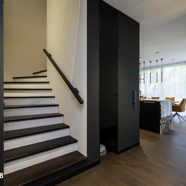 Rafineeritud eramu Nõmmel, kaasaegne interjöör, pehme valgustus ja keskne Noir Laurent kivikamin.