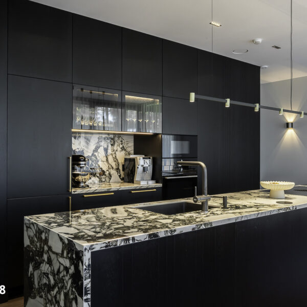 Rafineeritud eramu Nõmmel, kaasaegne interjöör, pehme valgustus ja keskne Noir Laurent kivikamin.