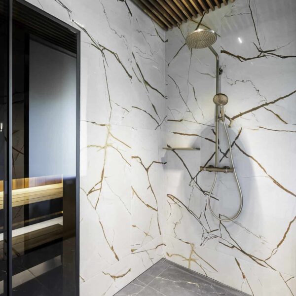 Rafineeritud eramu Nõmmel, kaasaegne interjöör, pehme valgustus ja keskne Noir Laurent kivikamin.