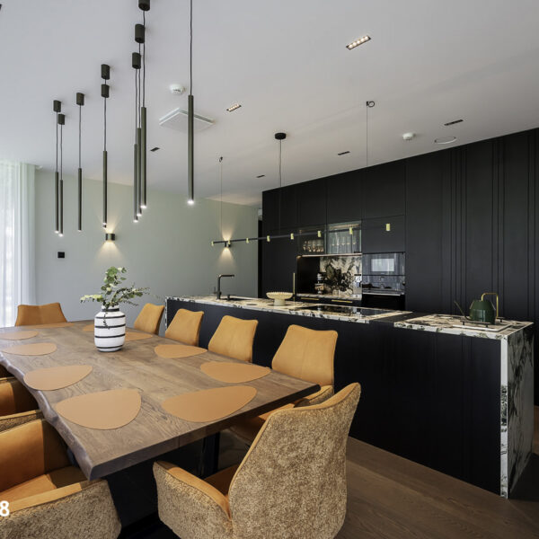 Rafineeritud eramu Nõmmel, kaasaegne interjöör, pehme valgustus ja keskne Noir Laurent kivikamin.