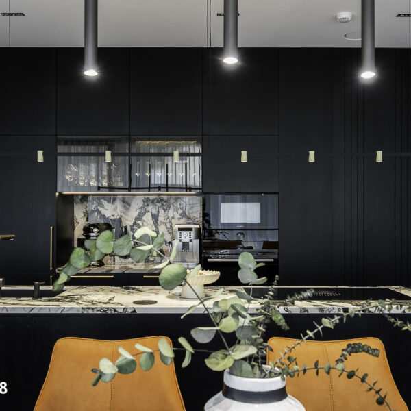 Rafineeritud eramu Nõmmel, kaasaegne interjöör, pehme valgustus ja keskne Noir Laurent kivikamin.