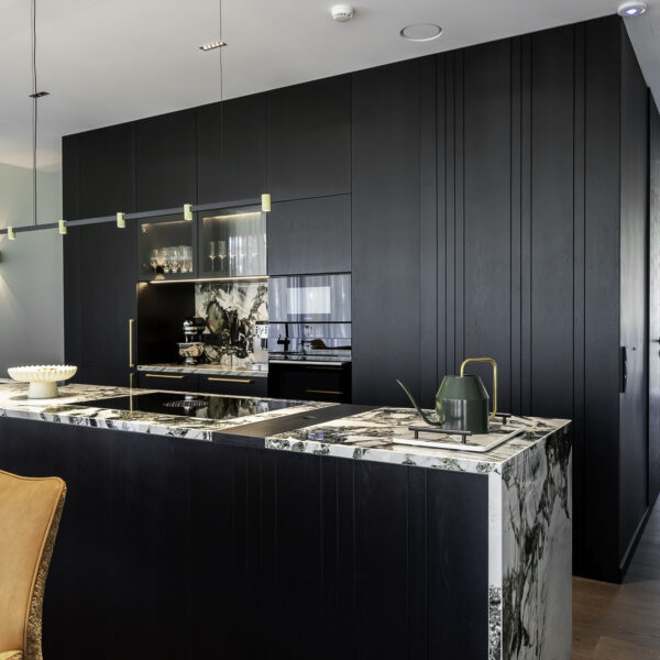 Rafineeritud eramu Nõmmel, kaasaegne interjöör, pehme valgustus ja keskne Noir Laurent kivikamin.