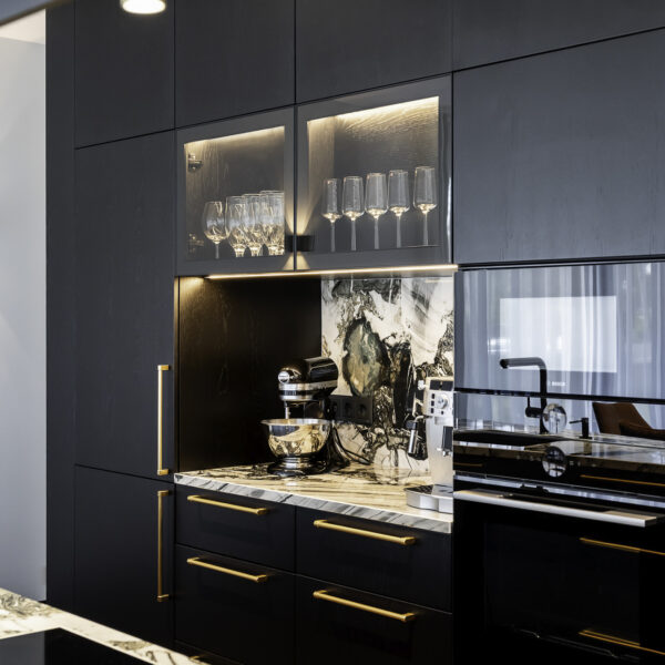 Rafineeritud eramu Nõmmel, kaasaegne interjöör, pehme valgustus ja keskne Noir Laurent kivikamin.