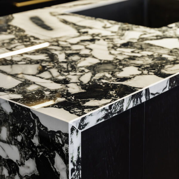 Rafineeritud eramu Nõmmel, kaasaegne interjöör, pehme valgustus ja keskne Noir Laurent kivikamin.