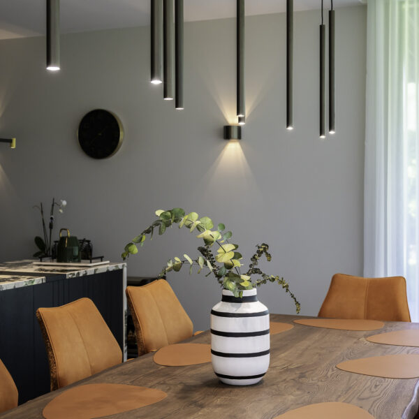 Rafineeritud eramu Nõmmel, kaasaegne interjöör, pehme valgustus ja keskne Noir Laurent kivikamin.