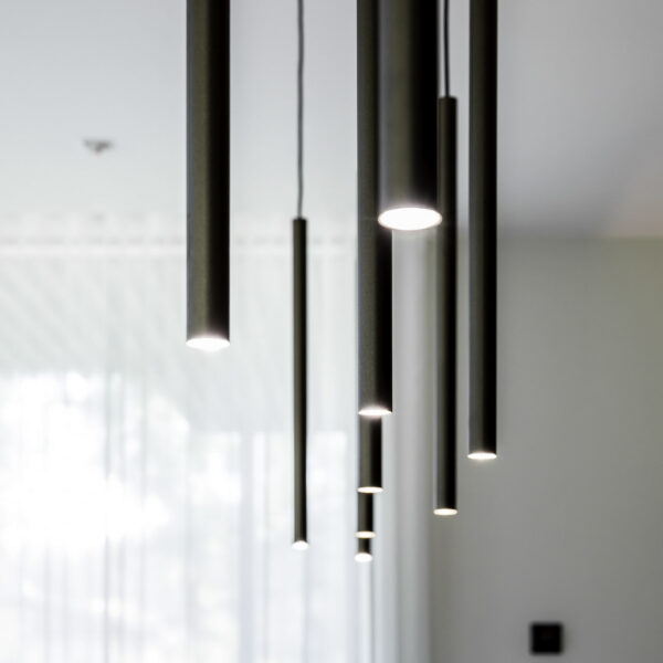 Rafineeritud eramu Nõmmel, kaasaegne interjöör, pehme valgustus ja keskne Noir Laurent kivikamin.