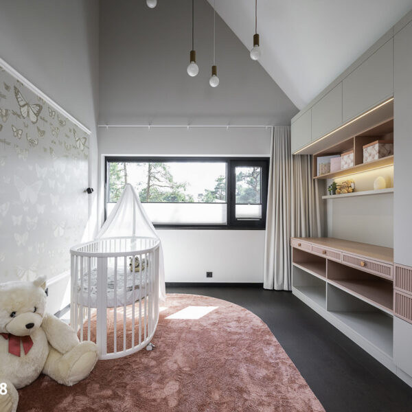 Privaatne perekorrus: vanemate magamistuba kõrge laega, kaks lastetuba, avar vannituba ja eriline puhke- ning üllatusruum