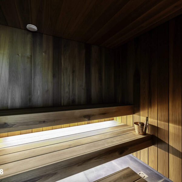 Rafineeritud eramu Nõmmel, kaasaegne interjöör, pehme valgustus ja keskne Noir Laurent kivikamin.