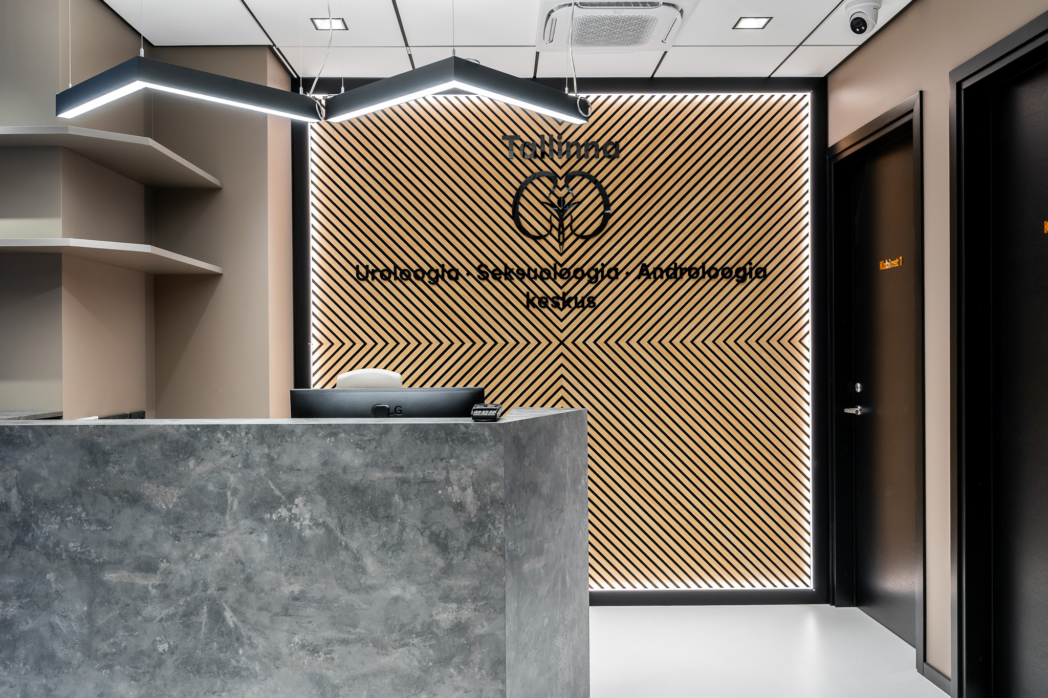 Uroloogia kliiniku interjöör puidu, musta ja terrakota aktsentidega